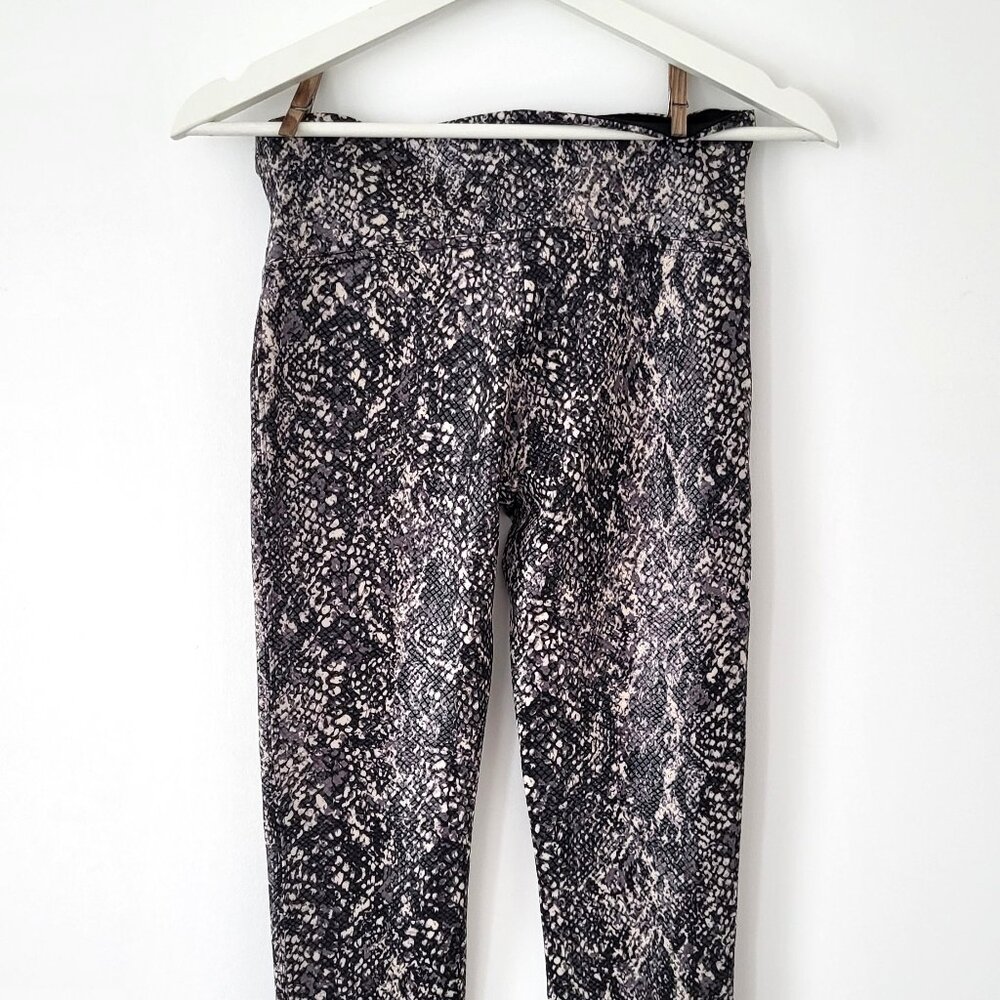 Spanx “Look At Me Now” Snakeskin Seamless Leggings • M/L • Python Print